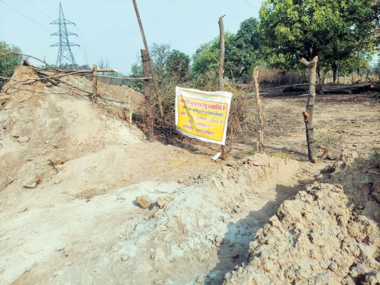 जहां फसल लहलहा रही थी वहां अब औद्योगिक कचरा