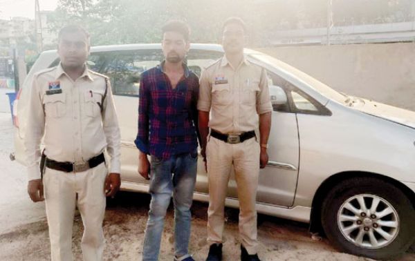 सिटी सेंटर माल की पार्किंग से ईनोवा ले भागने वाले शातिर चोर गिरफ्तार