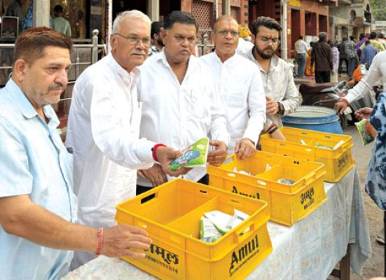 परशुराम जन्मोत्सव पर विप्रजनों ने बांटा छांछ