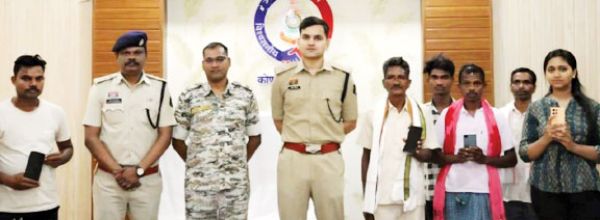 पुलिस ने लाखों के गुम मोबाइल लौटाए