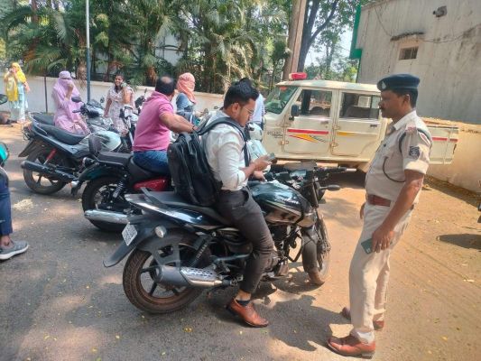 कलेक्टोरेट में सडक़ सुरक्षा पर सख्ती,  बिना हेलमेट-सीट बेल्ट पर जुर्माना