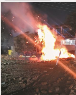 तेंदूपत्ता से लदे ट्रक में लगी आग