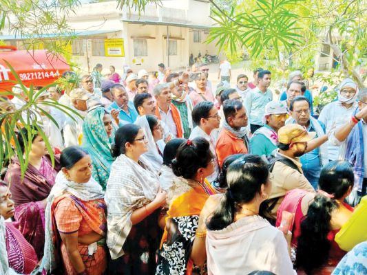 जल संकट: महापौर निवास क्षेत्र की महिलाओं का प्रदर्शन