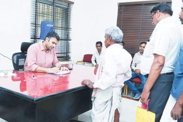 जनदर्शन में जिले भर से पहुंचे आवेदकों ने सुनाईं समस्याएं