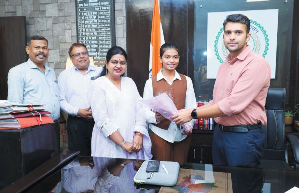 सीबीएसई 10वीं में आद्यशा का 99.8 फीसदी अंक, कलेक्टर ने किया सम्मानित