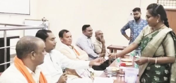 महापौर के समक्ष लाटरी पद्धति से हितग्राहियों को मिला सपनों का घर