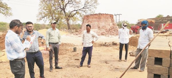  कार्रवाई,  लाखों ईंटे, लकड़ी व सामग्री जब्त