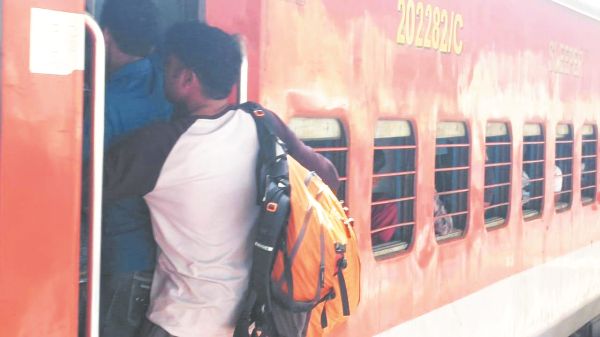 बंगाल विस चुनाव:  हावड़ा रूट की सभी ट्रेनों में भीड़