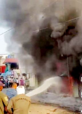 गिफ्ट शॉप में लगी आग, 20 लाख का सामान खाक