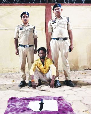 सार्वजनिक स्थानों पर धारदार चाकू लहराते दो हिरासत में