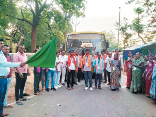 अयोध्या धाम के लिए तीर्थयात्रियों का जत्था रवाना