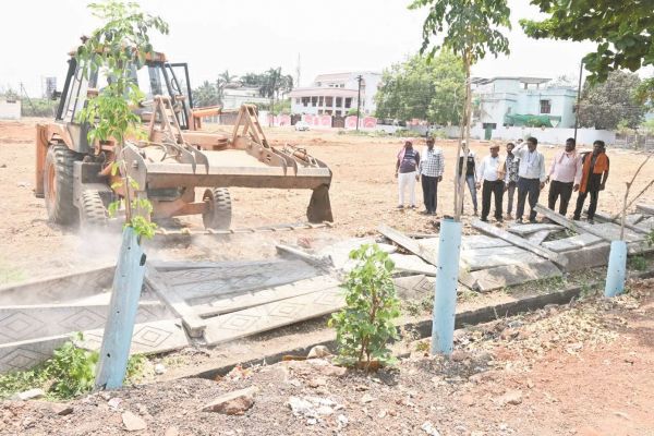 अवैध प्लाटिंग पर निगम की सख्त कार्रवाई, बाउण्ड्रीवाल ध्वस्त