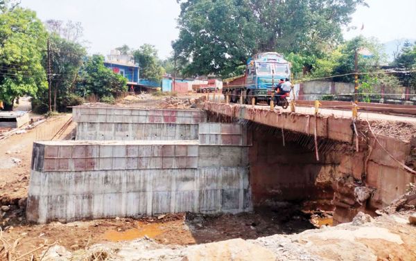 भुगतान लंबित, पुलिया निर्माण कार्य रुका