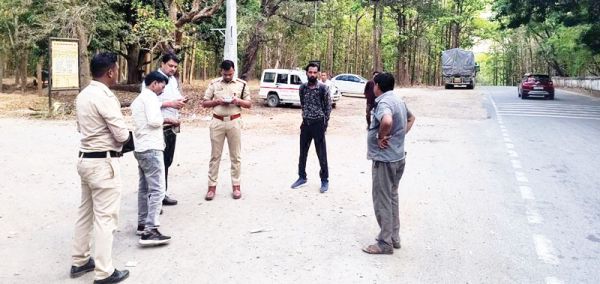 बिना परमिट बारातियों को ढो रही स्कूल बस जब्त, चालान