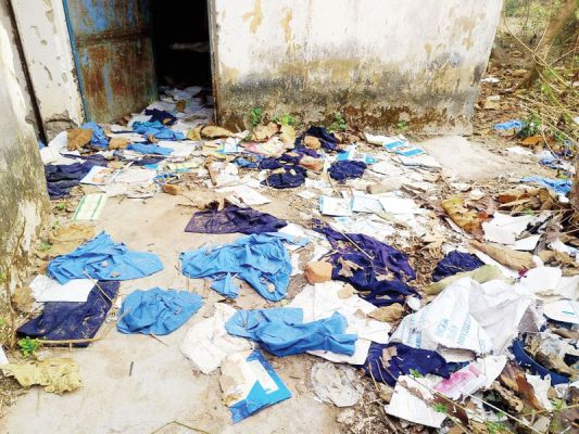 लाखों के स्कूल यूनिफॉर्म कूड़े में मिले