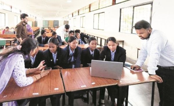बस्तर के छात्र-छात्राओं ने सीखीं भविष्य की तकनीकें