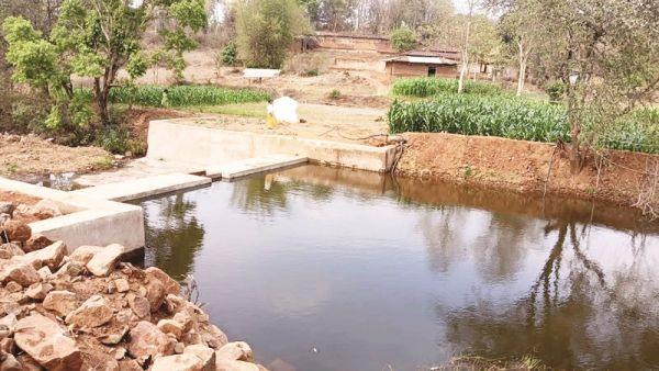 मनरेगा से बन रहा चेकडैम, चन्द्रगढ़ के किसानों को मिलेगा सिंचाई का सहारा