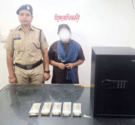 नौकरानी ने चुराए 2.50 लाख, रूपए भरा बॉक्स ले जाते कैमरे में कैद