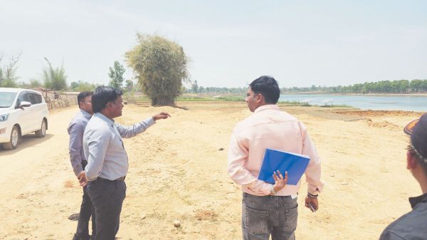 कलेक्टर ने डबरी निर्माण व तालाब गहरीकरण का किया निरीक्षण