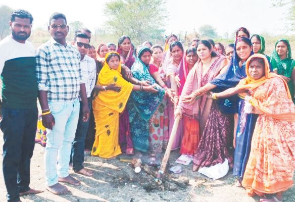 जनपद अध्यक्ष ने किया तालाब निर्माण का भूमिपूजन