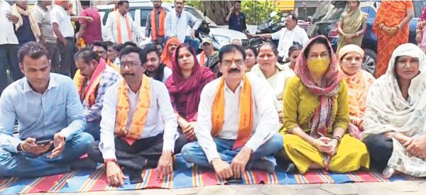 भाजपा पार्षद-परिवार के साथ मरीन ड्राइव में मारपीट