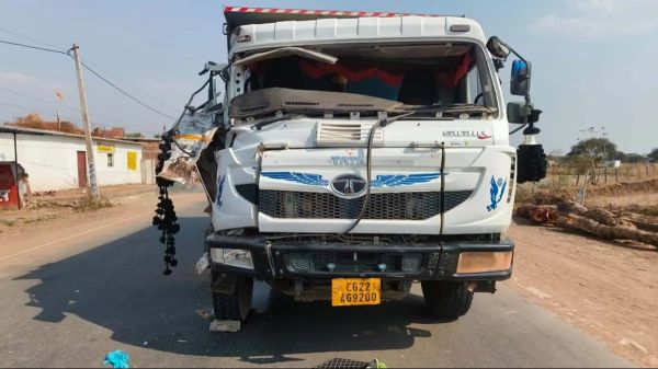 हाइवा और डीजल टैंकर में भिड़ंत, दोनों के चालक जख्मी