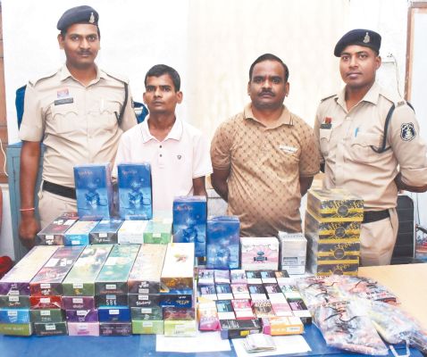 अवैध हुक्का और ई-सिगरेट बिक्री पर शिकंजा, दो गिरफ्तार