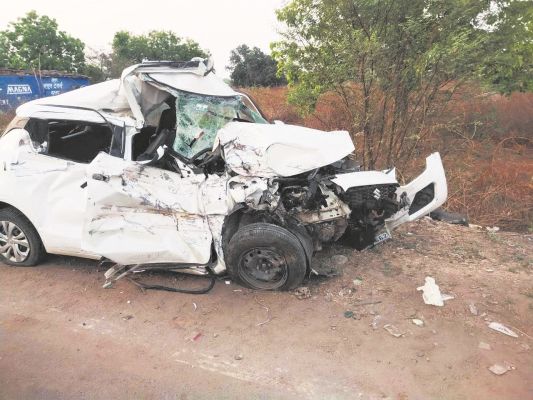 एनएच पर हाईवा की टक्कर से हवा में उछली कार, दो गंभीर