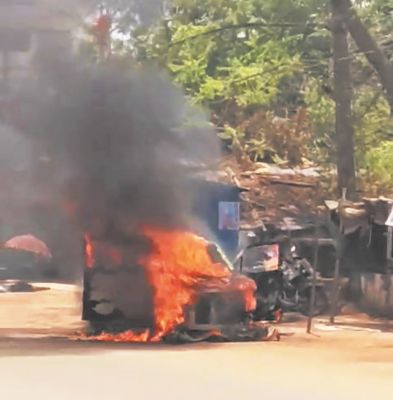 सडक़ पर खड़ी कार में लगी आग