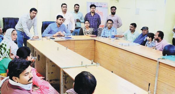 किश्त नहीं पटाने वाले हितग्राहियों से आयुक्त ने की चर्चा, शीघ्र भुगतान के लिए किया प्रेरित