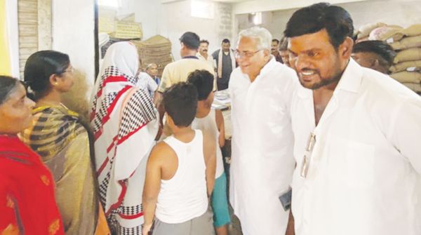 राशन व्यवस्था फेल, जनता की मांग पर पहुंचे अरूण वोरा