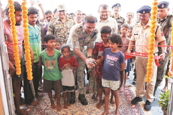 कलेक्टर-एसपी ने बच्चों के हाथों कराया थाने का उद्घाटन, स्वास्थ्य सेवाओं का लिया जायजा