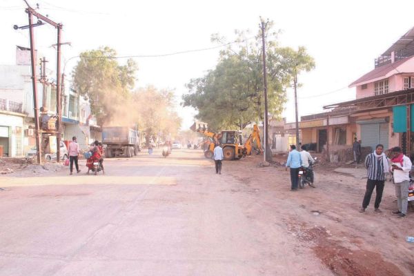 सरसीवा सरायपाली सडक़ निर्माण में अवैध कब्जों पर चला बुलडोजर