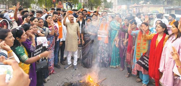 भाजयुमो ने कांग्रेस का पुतला फूंका
