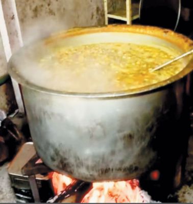 सिलेंडर की किल्लत: होटलों में कोयले-लकड़ी से बन रहा खाना, कीमत 20 फीसदी बढ़ी