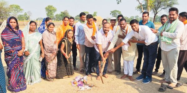 जिपं सदस्य ने किया तालाब निर्माण का भूमिपूजन