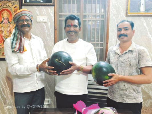 विधायक को तरबूज भेंट कर अभिनंदन