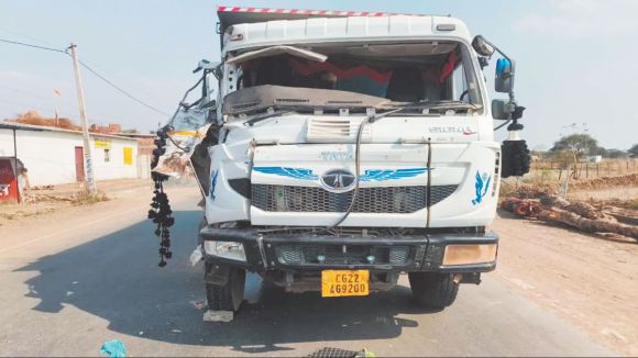 हाइवा और डीजल टैंकर में भिड़ंत, दोनों के चालक जख्मी