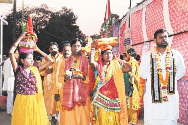 कलश यात्रा के साथ भागवत कथा शुरु