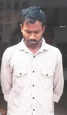 मार्केट में सट्टा खिलाते आरोपी गिरफ्तार, नगद और सट्टा-पट्टी बरामद