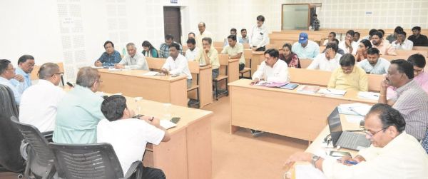 आयुक्त ने की विभिन्न कार्यों की समीक्षा