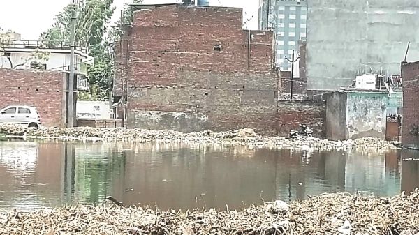 पहले सडक़-बिजली और पानी दी, अब खुद ही तोड़ेंगे पीएम आवास!