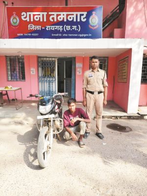 चोरी की बाइक के साथ आरोपी गिरफ्तार