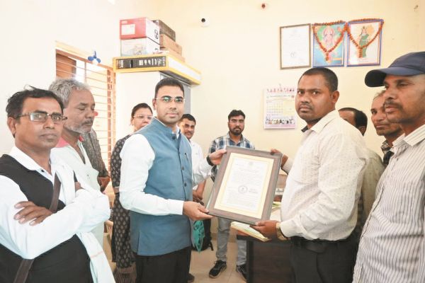 कलेक्टर ने पनगांव में नवीन सहकारी समिति का किया निरीक्षण