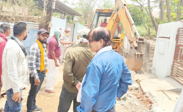 बेजा कब्जा पर चलाया जेसीबी