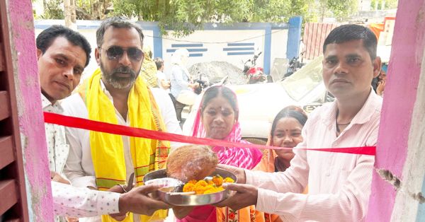 पीएम आवास योजना : मकान का पार्षदों ने फीता काटकर कराया गृह प्रवेश