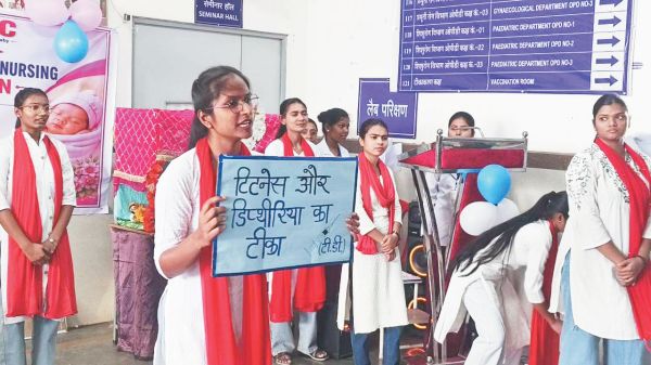 नर्सिंग छात्राओं ने गर्भवती महिलाओं को किया जागरूक