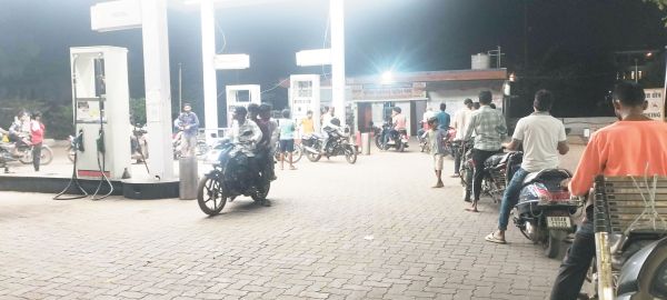 पेट्रोल पम्प में लंबी कतार...