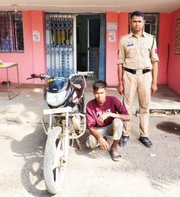 चोरी की बाइक संग आरोपी गिरफ्तार