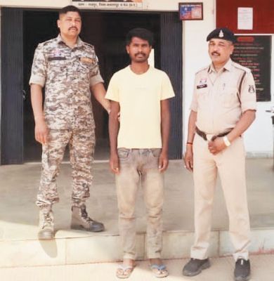 बाइक चोरी कर साक्ष्य मिटाने लगाई आग, आरोपी गिरफ्तार